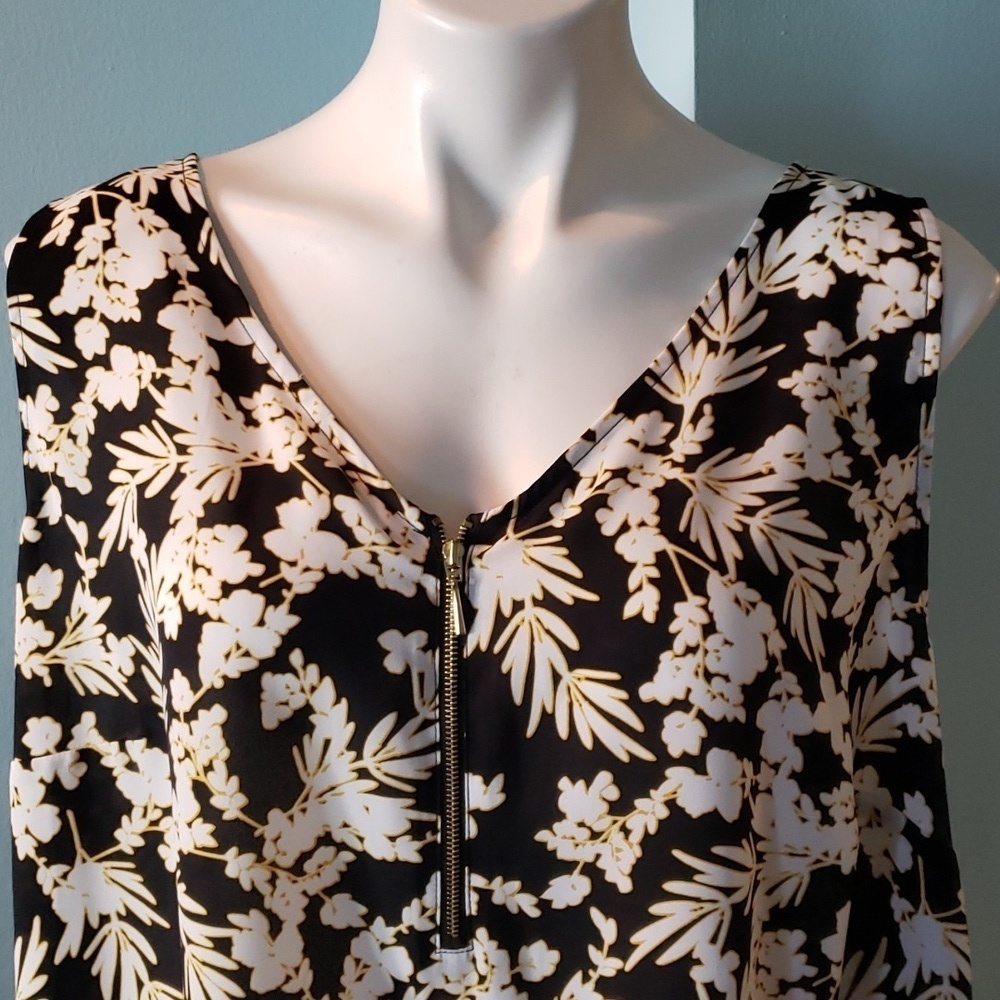 Sleeveless Top With Zip Detail Black and White Floral - Picture 5 of 6